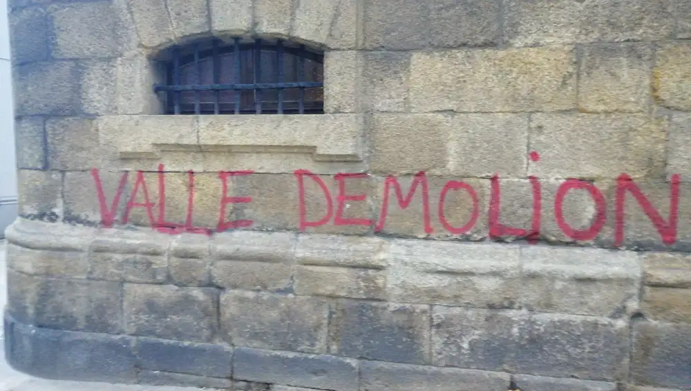 Pintada en Casa Cornide que reclama la demolición del Valle de los Caídos