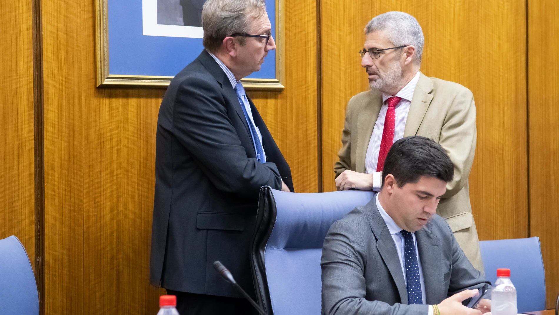 El ex consejero Manuel Recio consulta con el letrado su salida de la sala, que dejó en manos del presidente de la comisión
