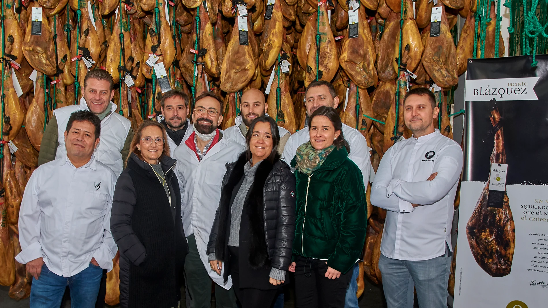 Representantes de la familia Blázquez, junto a los cocineros que acudieron a la presentación del nuevo jamón