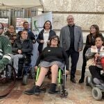 Ribó visitó ayer la mesa informativa instalada en la fachada principal del Ayuntamiento con motivo del Día Mundial de la Espina Bífida