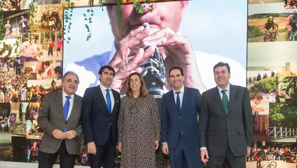 Ángeles Armisén, Simón y José Antonio Rubio, en el stand de Palencia, con los consejeros Fernández Carriedo y Suárez-Quiñones