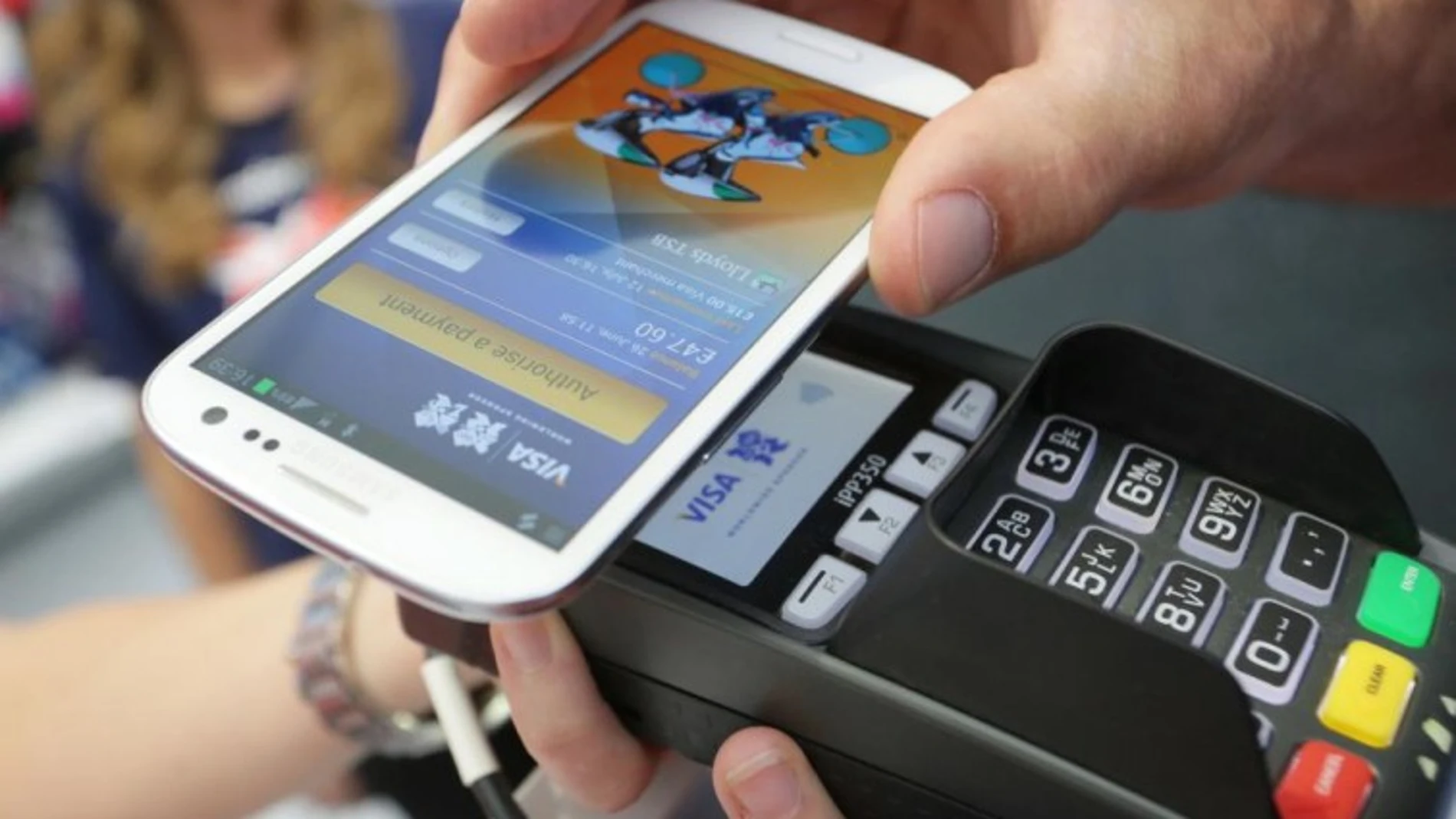 Pagar con el móvil es más seguro que hacerlo con monedas o billetes