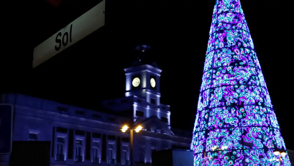 GRAF4644. MADRID, 22/11/2019.- Vista de una de las decoraciones luminosas que inundan la capital con motivo de la celebración de la Navidad, este viernes durante su encendido en Madrid. EFE/ Ballesteros