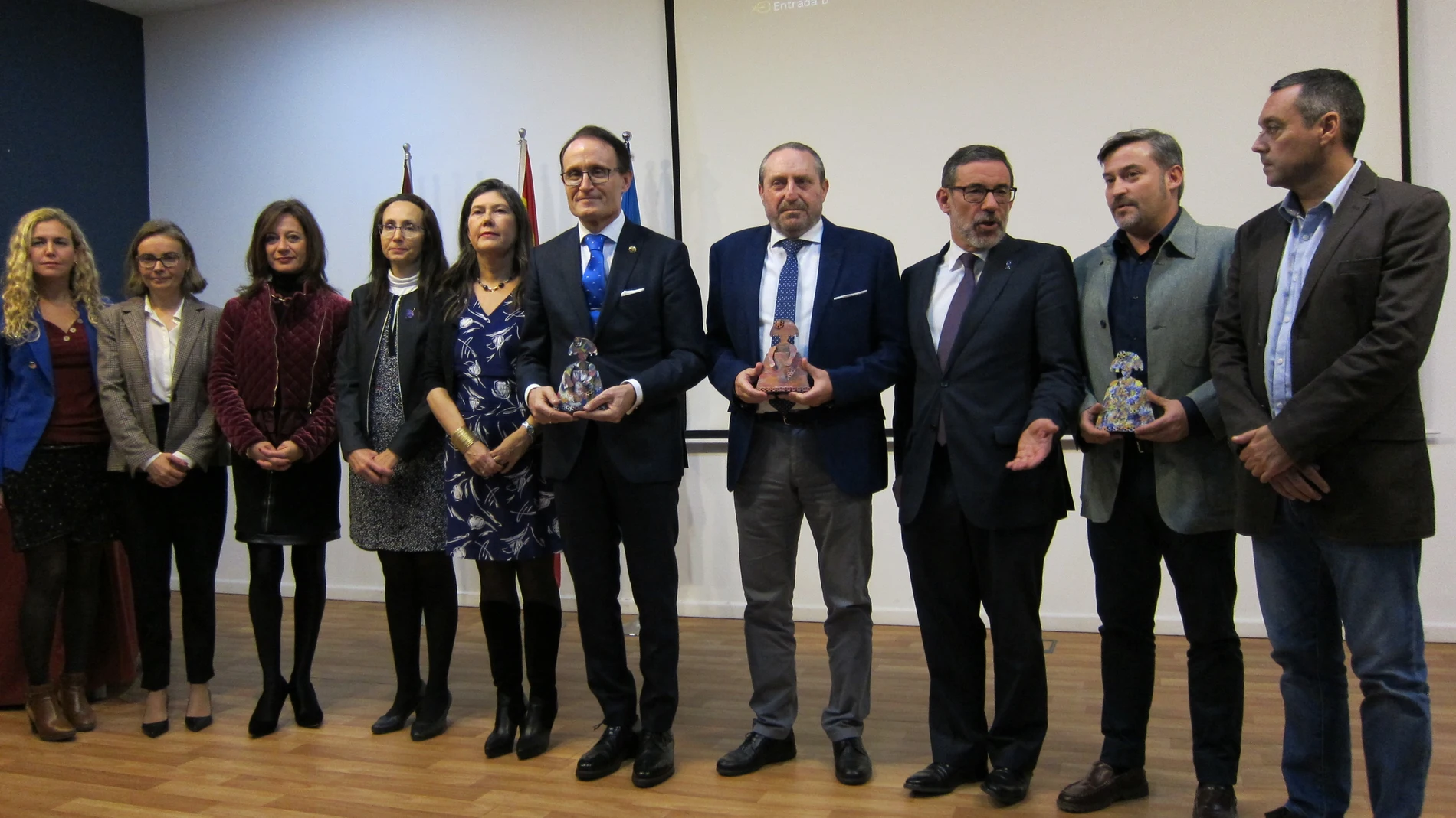 El Fiscal superior de la Comunidad, José Luis Díaz Manzanera, en el centro de la imagen tras recibir el Premio Menina