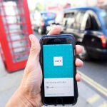 Logo de Uber en un móvil en Londres