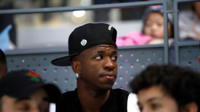 El delantero brasileño del Real Madrid Vinícius Júnior asiste al partido entre el tenista español Pablo Carreño y el argentino Guido Pella, correspondiente a los cuartos de final que se disputan este viernes en la Caja Mágica de Madrid
