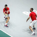 Novak Djokovic y Viktor Troicki en el partido de dobles de ayer ante Rusia