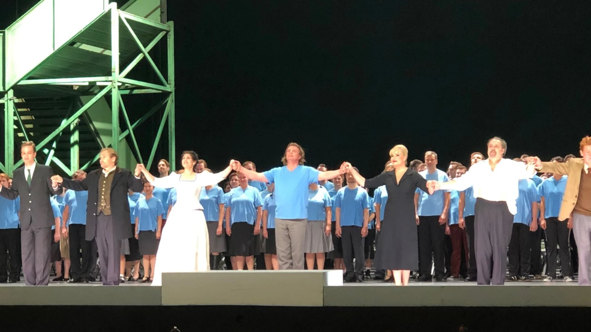 Saludo final del elenco de «Lohengrin», en la Ópera de Múnich