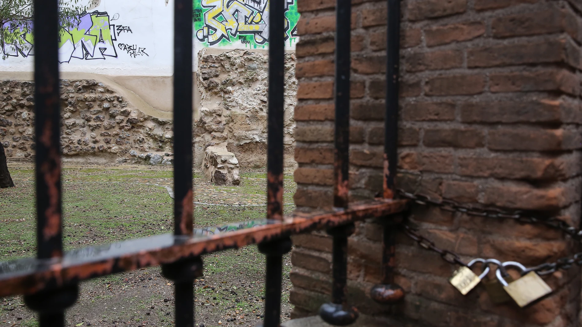 22/11/2019 Madrid. Restos de la muralla cristiana en la calle Almendro, que pronto se restaurarán.Cristina Bejarano.