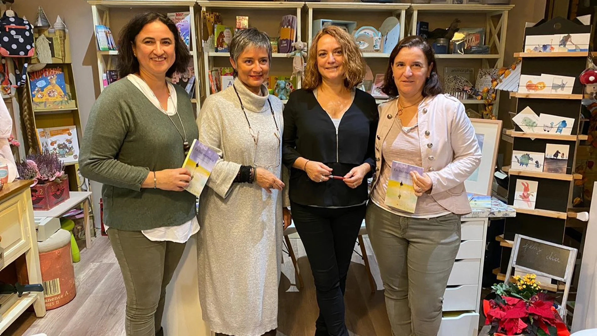 La autora junto a Elena y Ana, de la librería Trazos, y su hermana Mercedes