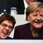 Angela Merkel y su sucesora al frente de la CDU, Annegret Kramp Karrenbauer, ayer en el congreso del partido en Leipzig