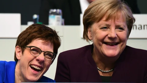 Angela Merkel y su sucesora al frente de la CDU, Annegret Kramp Karrenbauer, ayer en el congreso del partido en Leipzig