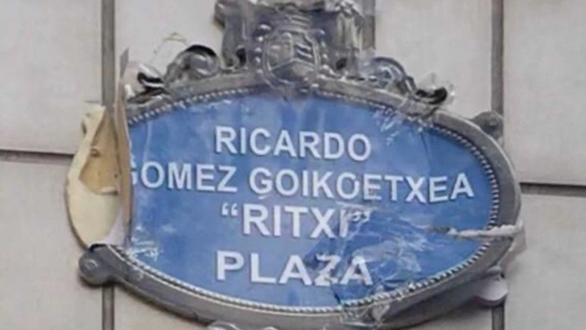 Placa en Santutxu (Bilbao) con el nombre del etarra "Ritxi"