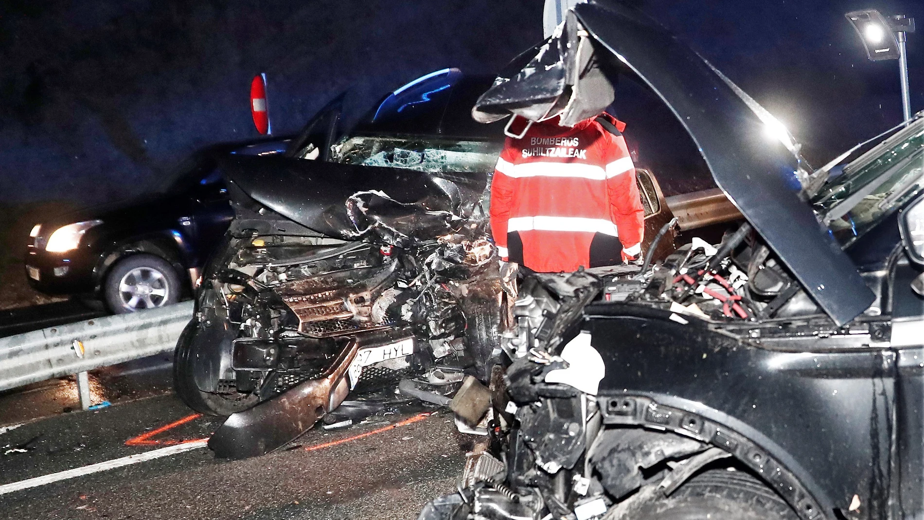 Dos fallecidos y tres heridos en un accidente en Ostiz