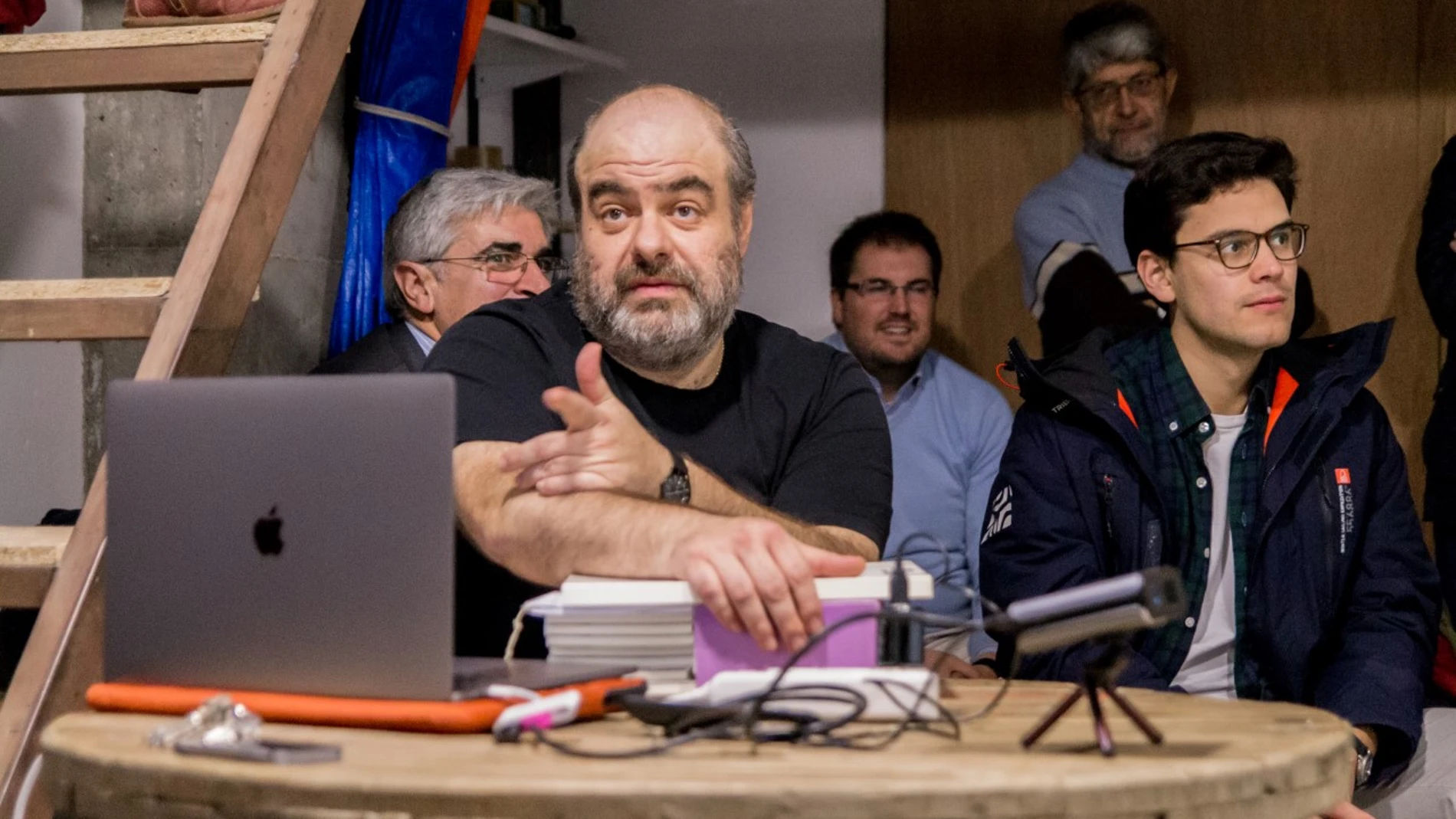 El artista plástico y diseñador Echeve, durante la presentación del poemario visual «Mar»