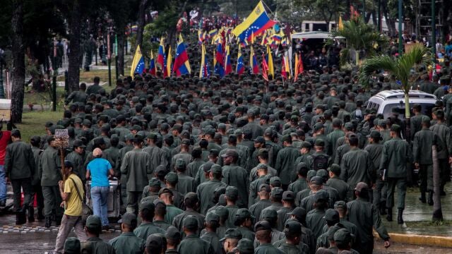 Simpatizantes del gobierno de Nicolás Maduro participan en una manifestación este jueves, en Caracas (Venezuela). EFE/ Maria Gabriela Angarita