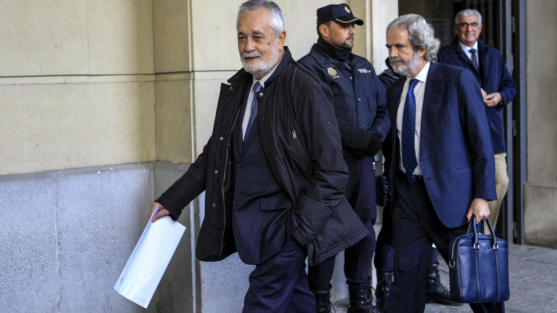 El ex presidente de la Junta José Antonio Griñán, junto a su abogado, a la salida de los juzgados de Sevilla