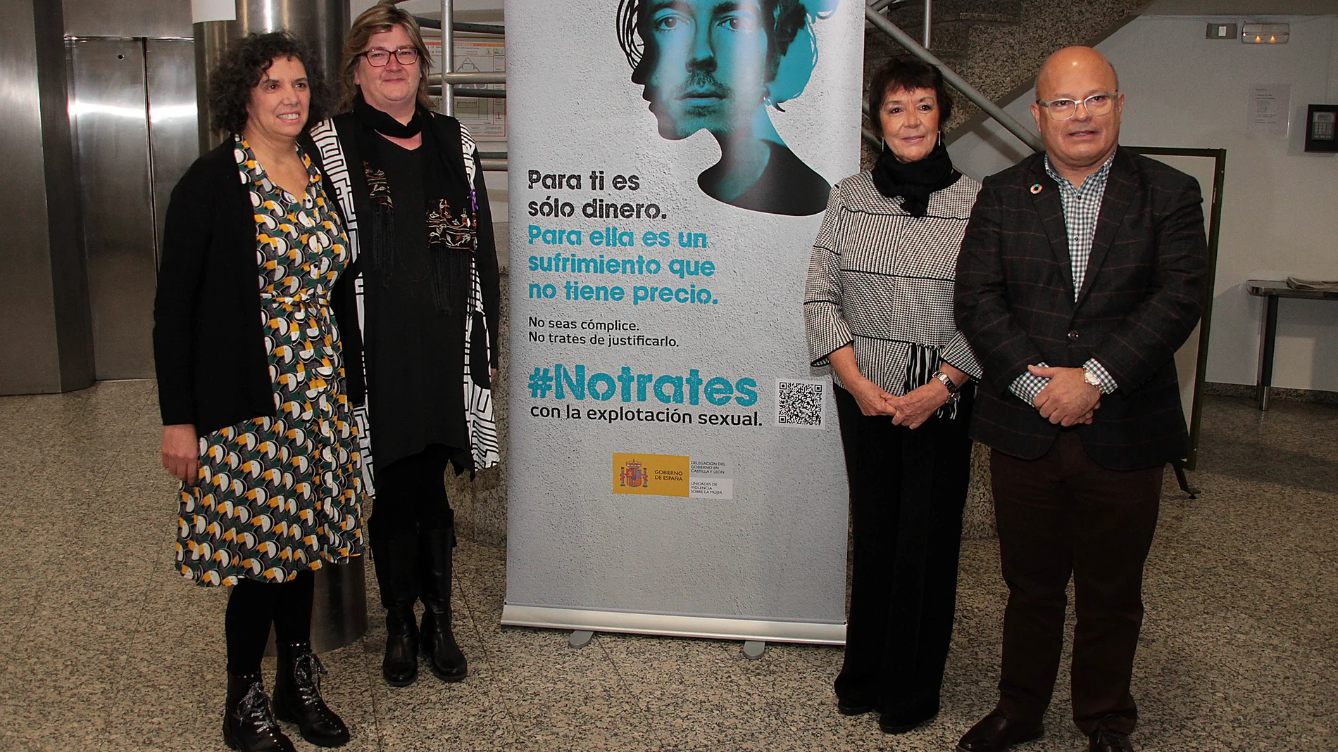 Mercedes Martín, acompañada por la presidenta de la Asociación de Periodistas Feministas de Castilla y León (APFCYL), Ana Gaitero, la concejala Argelia Cabado, y el subdelegado Faustino Sánchez