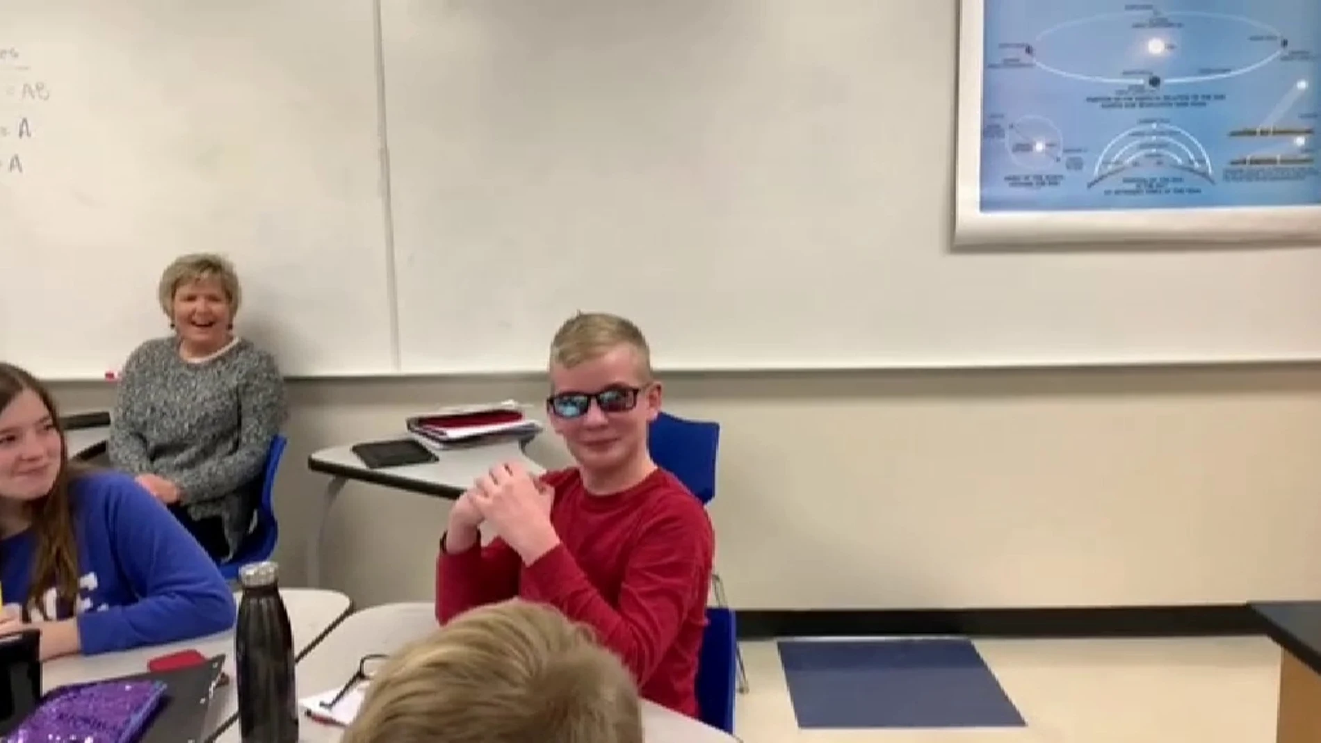 Un niño de 12 años ve colores con su gafas para daltónicos