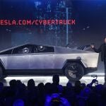 Elon Musk y su Cybertruck de Tesla