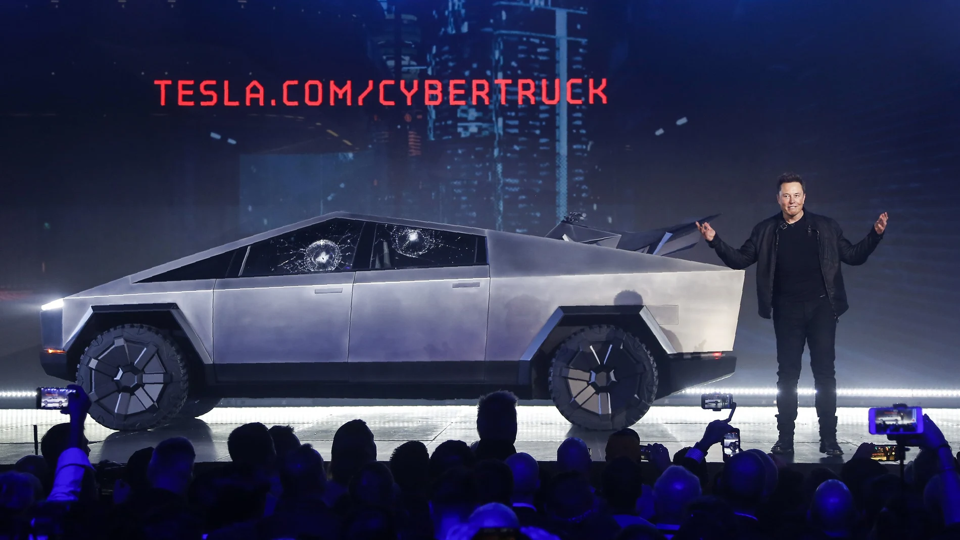 Elon Musk y su Cybertruck de Tesla