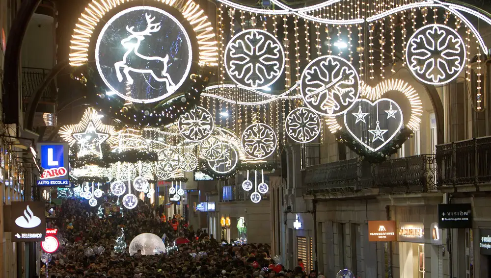 Un árbol de Navidad de 32 metros es la principal atracción de las fiestas viguesas, las cuales resplandecen ya gracias a los diez millones de luces Led instaladas por el Ayuntamiento.