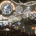 Un árbol de Navidad de 32 metros es la principal atracción de las fiestas viguesas, las cuales resplandecen ya gracias a los diez millones de luces Led instaladas por el Ayuntamiento.