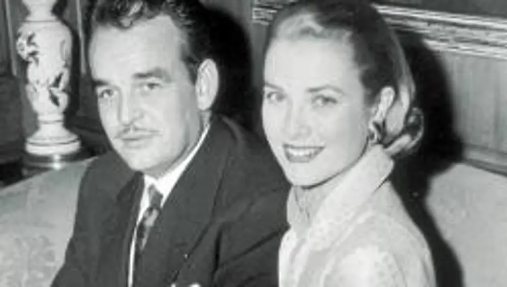 El príncipe Rainiero y Grace Kelly, el día de su compromiso matrimonial