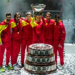 Los jugadores del equipo español celebran tras recibir el trofeo que les acredita vencedores de la final de Copa Davis