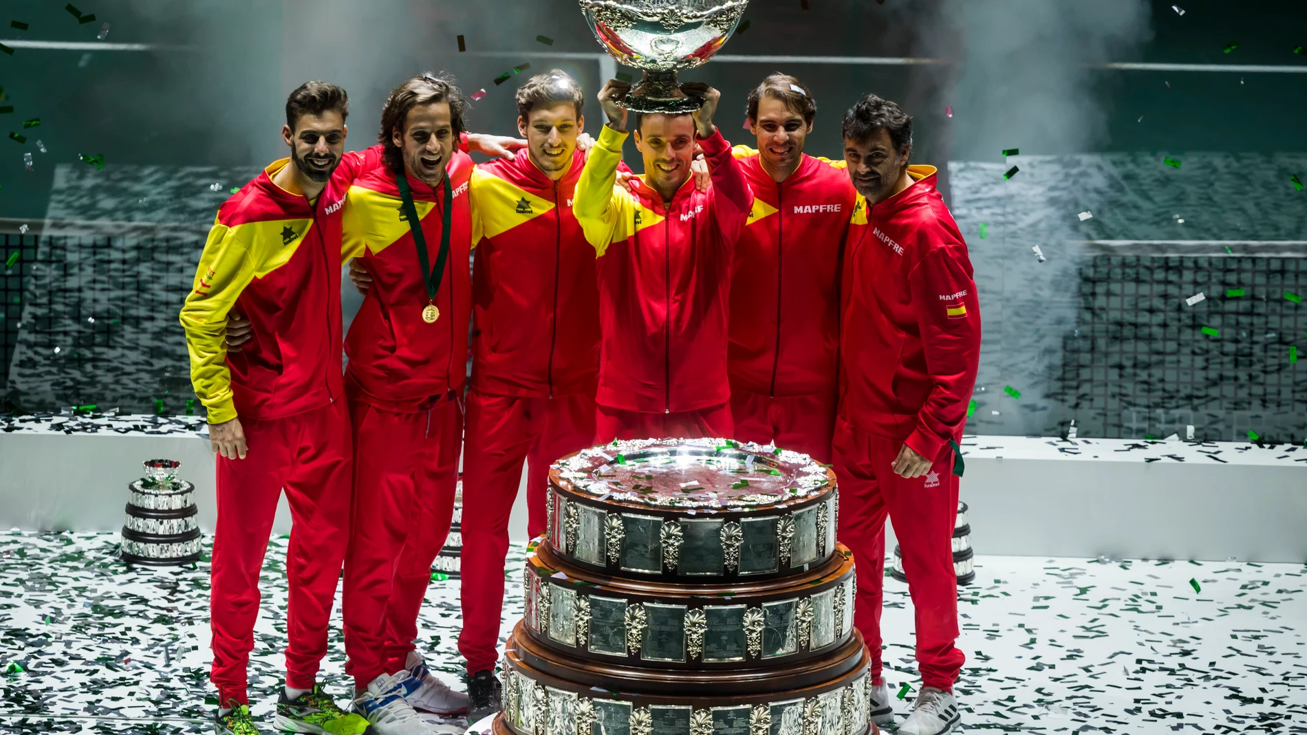 Los jugadores del equipo español celebran tras recibir el trofeo que les acredita vencedores de la final de Copa Davis