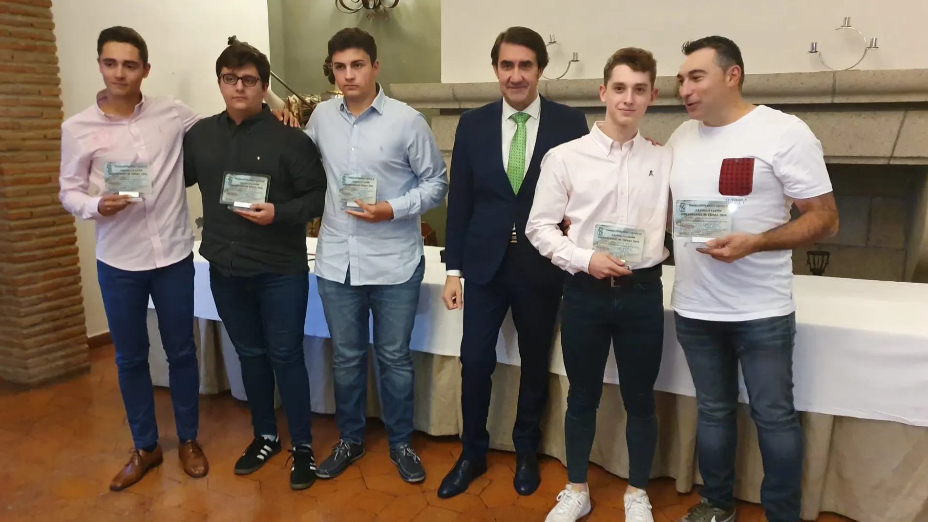 El consejero de Fomento y Medio Ambiente, Juan Carlos Suárez-Quiñones, en la entrega de los trofeos de la Federación de Pesca y Casting de Castilla y León