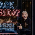 Cartel publicitario del Black Friday con una imagen de Carlos Sobera