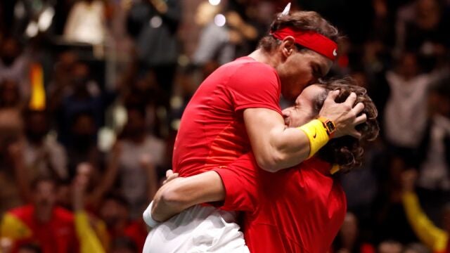 Rafa Nadal y Feliciano López celebran su pase a la final de la Copa Davis tras derrotar a los británicos Jamie Murray y Neal Skupski.