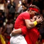 Rafa Nadal y Feliciano López celebran su pase a la final de la Copa Davis tras derrotar a los británicos Jamie Murray y Neal Skupski.