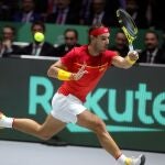 Nadal golpea una derecha en carrera en el segundo partido de la final