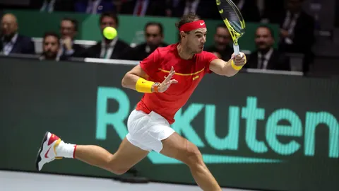 Nadal golpea una derecha en carrera en el segundo partido de la final