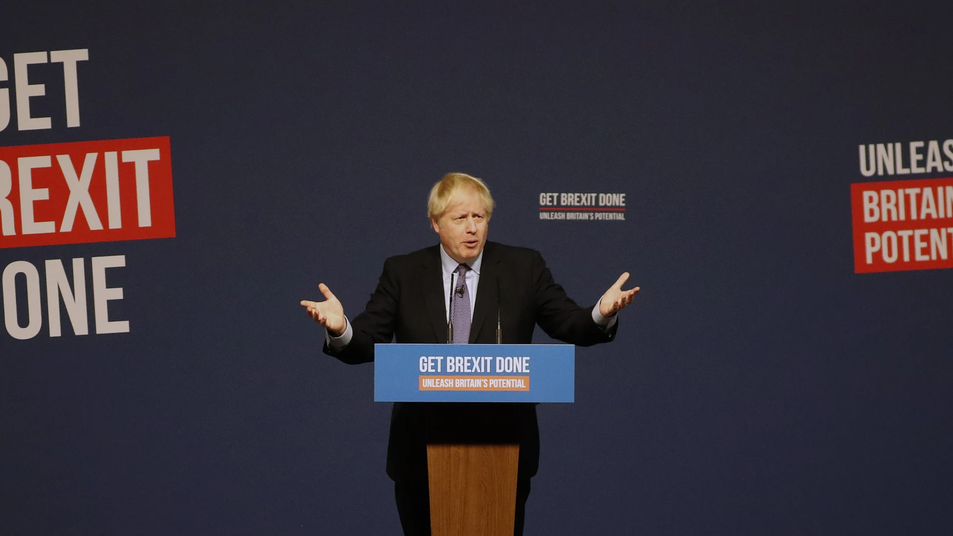 El primer ministro británico, Boris Johnson, presenta el Manifiesto del Partido Conservador para la campaña de las elecciones generales, en Telford (Inglaterra).