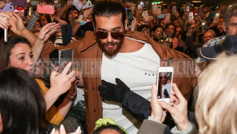 El actor turco a su llegada al aeropuerto de Madrid