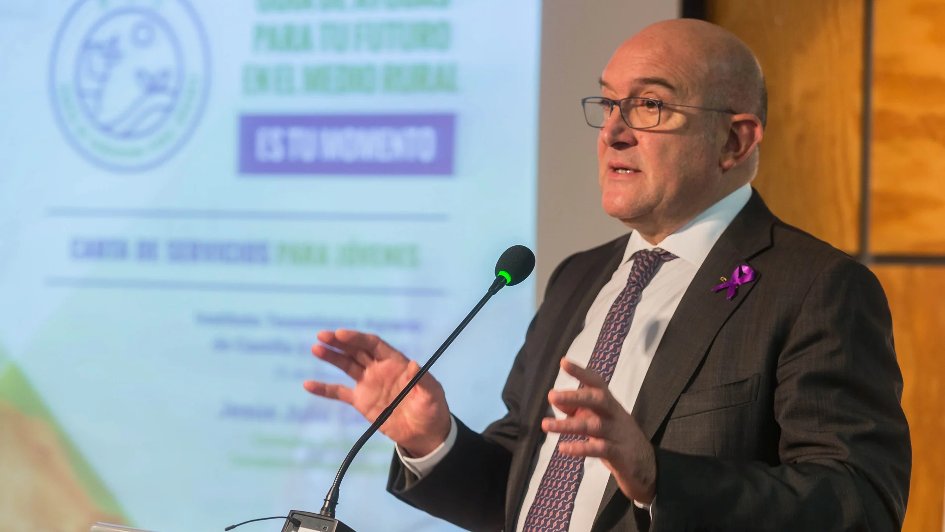 El consejero de Agricultura, Ganadería y Desarrollo Rural, Jesús Julio Carnero, presenta la 'Carta de Servicios para Jóvenes'