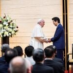 Tokyo (Japan), 25/11/2019.- Pope Francis (L) shakes hands with Japan's Prime Minister Shinzo Abe (R) during a meeting with the diplomatic community at the prime minister's office in Tokyo, Japan, 25 November 2019. (Papa, Japón, Tokio) EFE/EPA/BEHROUZ MEHRI / POOL