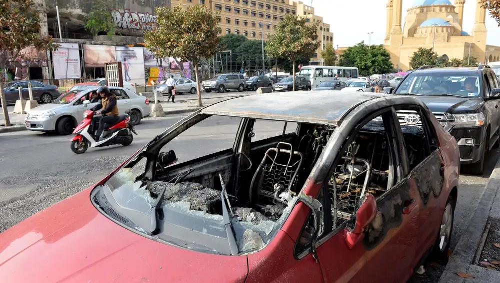 Un coche incendiado en los enfrentamientos entre Hezbolá y el movimiento Amal