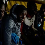 Migrantes rescatados en el mar Mediterráneo por la ONG Open Arms se dirigen al puerto italiano de Taranto