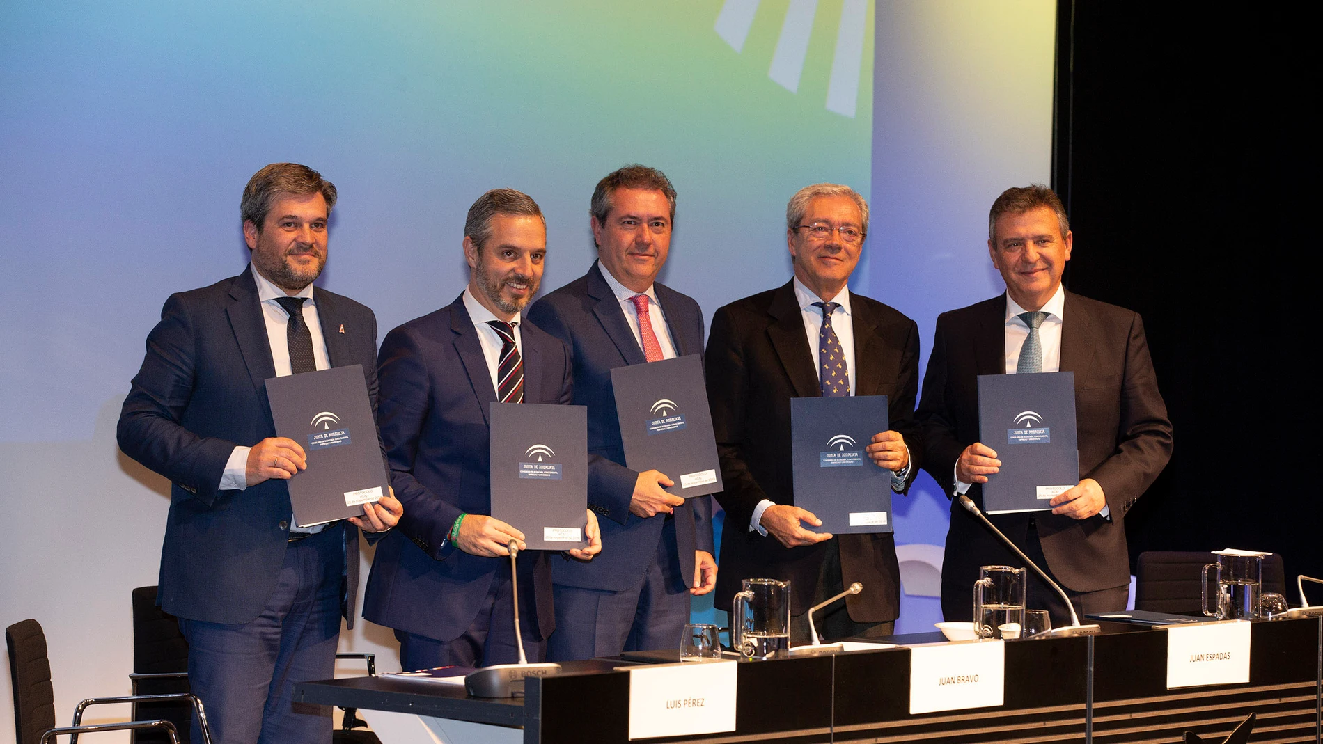 El consejero de Hacienda, Industria y Energía; el consejero de Economía, Conocimiento, Empresas y Universidad; el alcalde de Sevilla, Juan Espadas; el director general del PCT Cartuja, Luis Pérez; y el director de Endesa Andalucía y Extremadura
