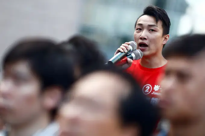 Jóvenes manifestantes se llevan por delante a históricos oficialistas en Hong Kong