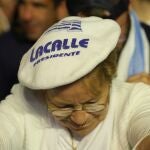 Partidarios del candidato Luis Lacalle Pou, del Partido Nacional (PN, centro derecha), observan el domingo los resultados de la segunda vuelta de las elecciones presidenciales en Uruguay