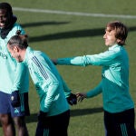 Bale y Modric en el último entrenamiento antes del partido ante el PSG REUTERS/Susana Vera