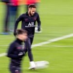 El delantero brasileño del PSG, Neymar, durante el entrenamiento del lunes en Madrid. EFE/ Rodrigo Jiménez