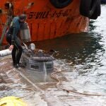 El narcosubmarino hundido en Galicia es remolcado a puerto para su inspección
