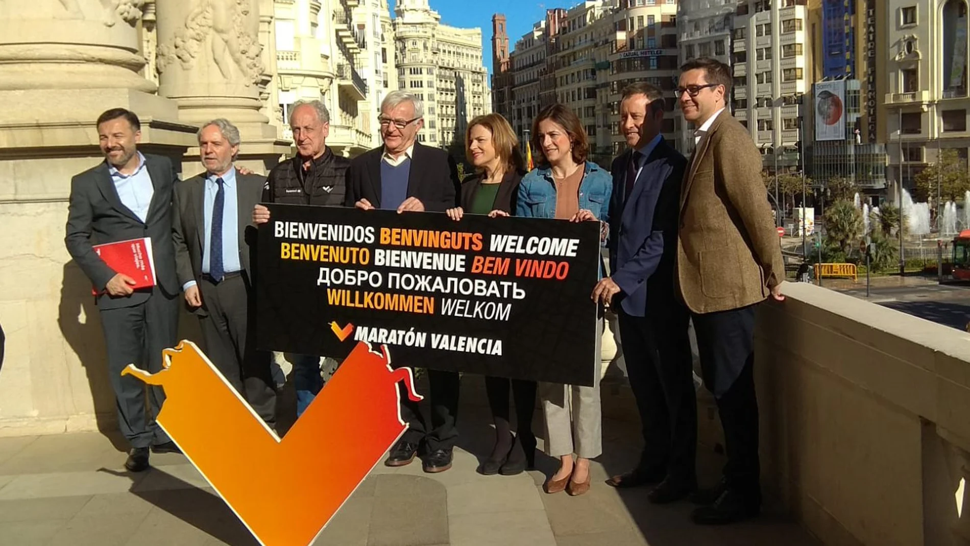 Presentación de la maratón de Valencia en el balcón del ayuntamiento