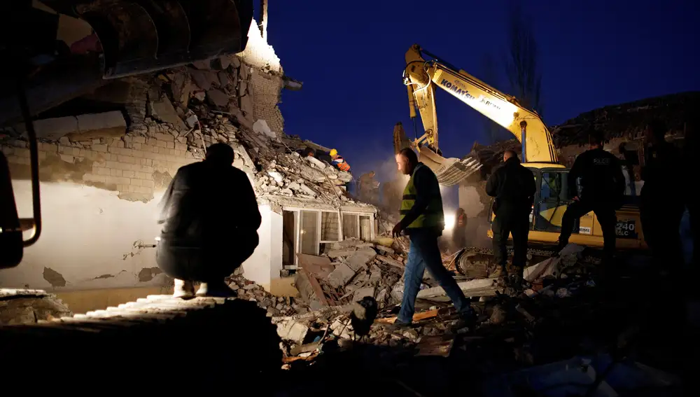 Los servicios de emergencia buscan víctimas entre los escombros de un edificio